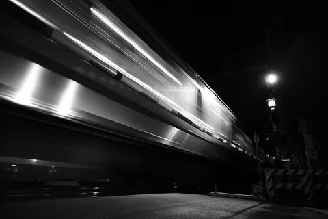 疾走する光の軌跡、夜の交差点