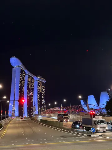 未来都市へ誘う夜景ロード