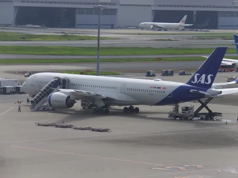 機内へ続く階段の影
