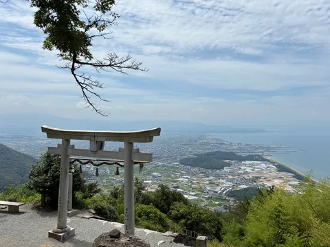 鳥居の先に見える街と海