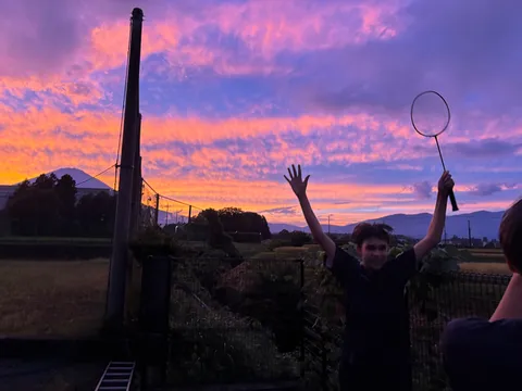 バドミントン少年、夕焼け空に勝利の雄叫び？