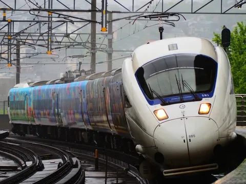 雨空を駆け抜けるカラフルトレイン