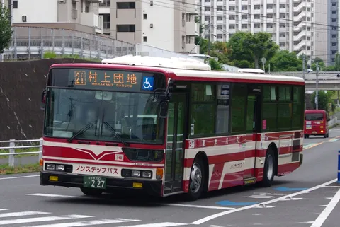 日常を彩る、紅いバスの旅路