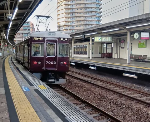 街角を曲がるマルーンの電車