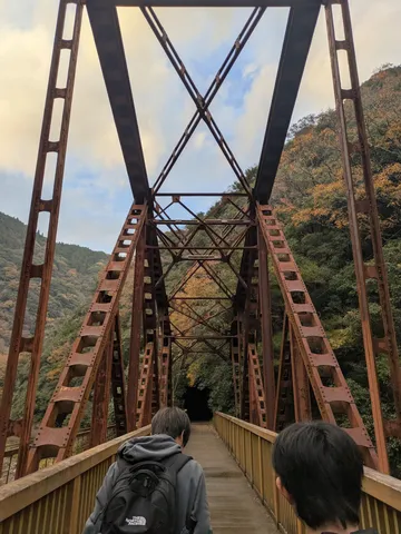 時を刻む、錆びた鉄橋