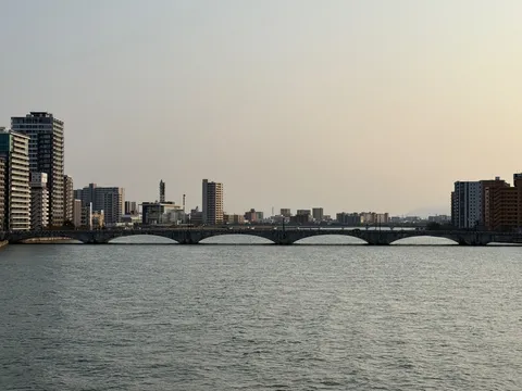 川面に映る都市の佇まい