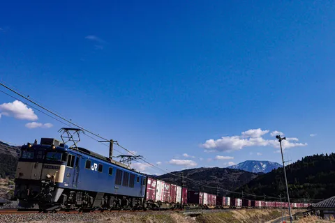 青空と貨物列車の競演