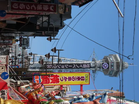 タワーを見上げるレトロな街角