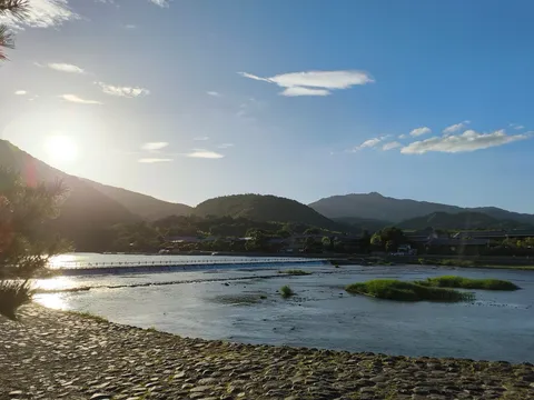 夕陽と川の静かな風景