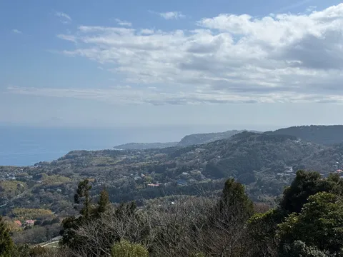 青い海と連なる山々