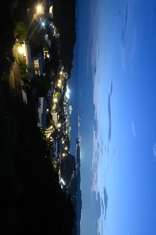 静寂の灯り、広がる夜景