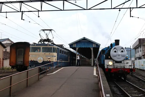 トーマスと昔ながらの電車、駅の風景