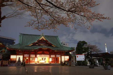 春宵の寺と灯籠のぬくもり