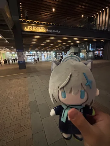 夜の駅前、ぬいぐるみとの旅路