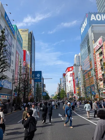 スカイブルーと人々の交差点