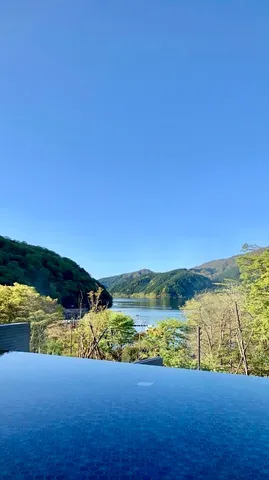 静寂の水面と緑の山並み