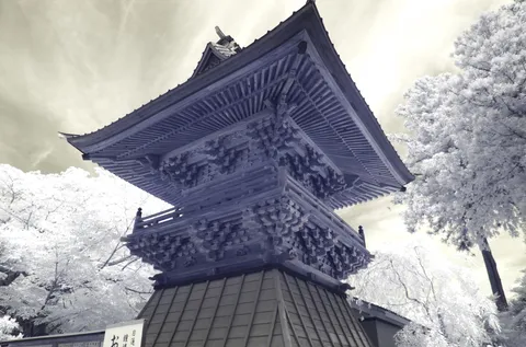 白く煌めく古刹と空