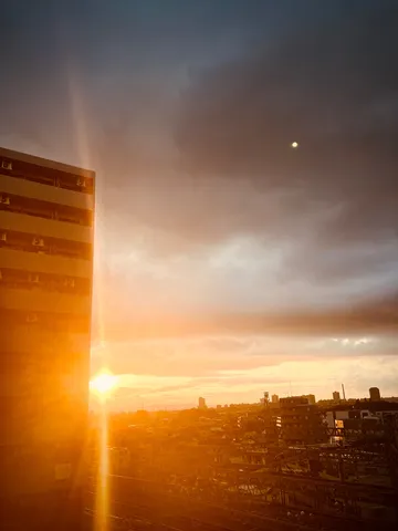 黄金に染まる空と街