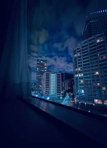 深い青に染まる夜の都会