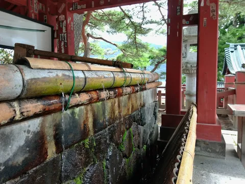 木陰の水音と縁の佇まい