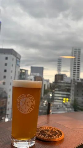 ビールの泡と都会の空