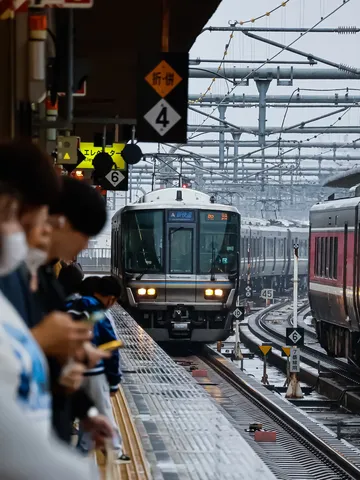 日常のホームへ、滑り込む列車