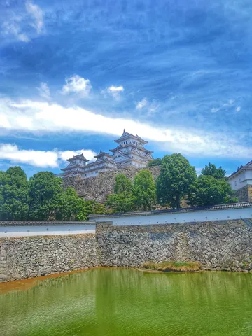 青空と白亜の城、時を越える白鷺