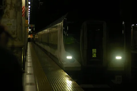 闇を切り裂く回送の光