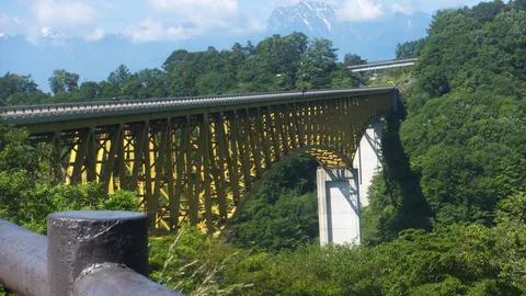 山間の緑に映える鉄骨橋