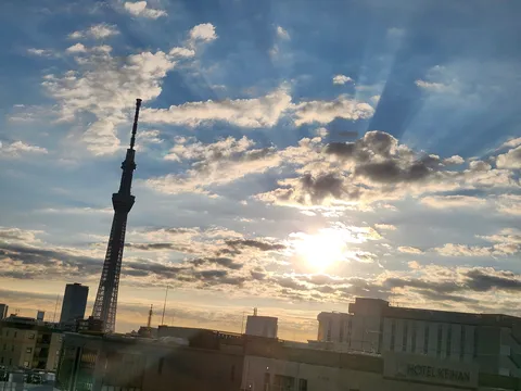 空に伸びるタワーと光のカーテン
