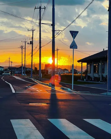 電柱も背伸びする夕焼け空