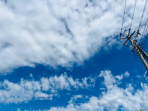 青空と電線のコントラスト
