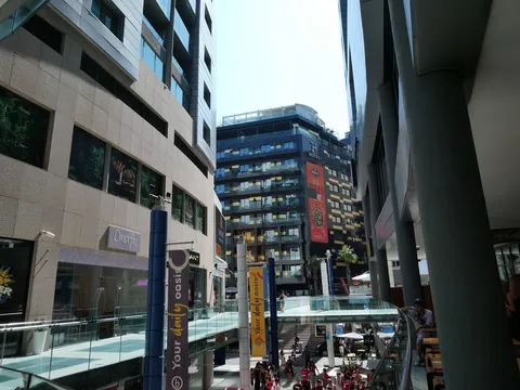 近代的な建築と日常の交差点