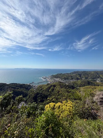 青い空と海、緑の山々からの絶景