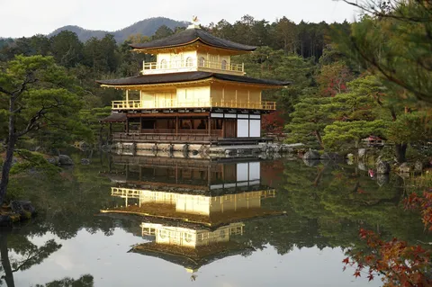 黄金に輝く寺院と水鏡