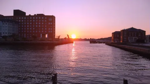夕景の水路に沈む光