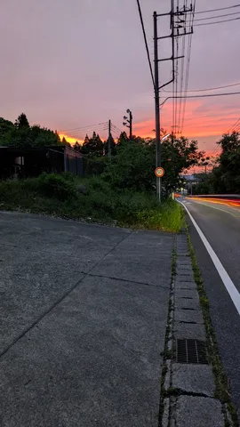 夕暮れの国道、静かな営み