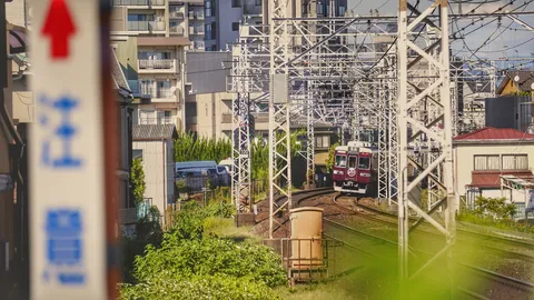 線路と都市の細い光景