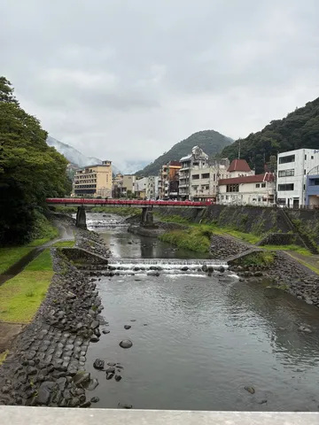 水辺の赤橋と山影