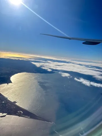 雲海に輝く海と空の旅
