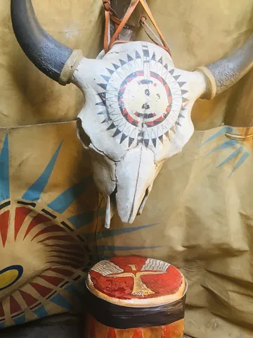 力強い装飾の頭蓋骨