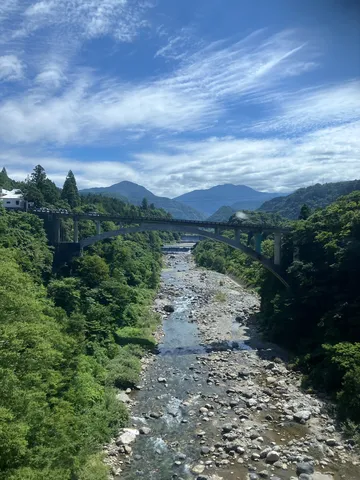山あいの渓谷を渡る橋