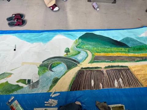 河畔の山景色を描く