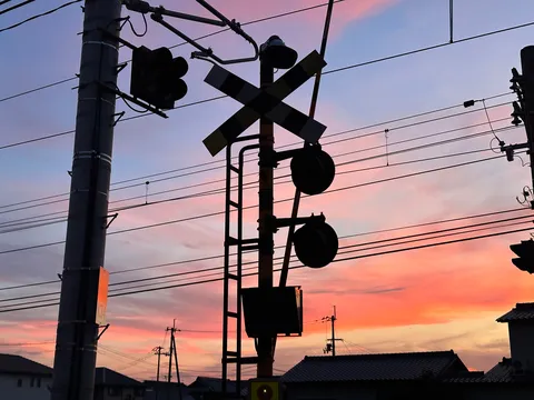 踏切くん、夕焼けに染まる