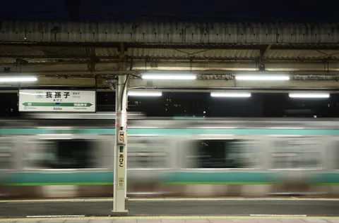 駅を駆け抜ける、光の帯