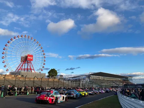 レースと観覧車の非日常空間