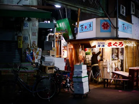 昭和レトロな魚屋さんの夜