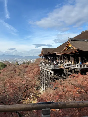 紅葉と寺院の絶景テラス