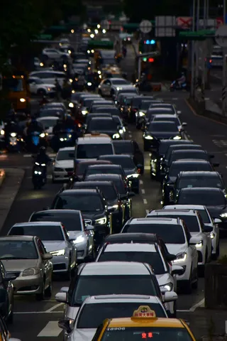 夕暮れの渋滞、光の海