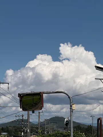 空と線路の反射風景
